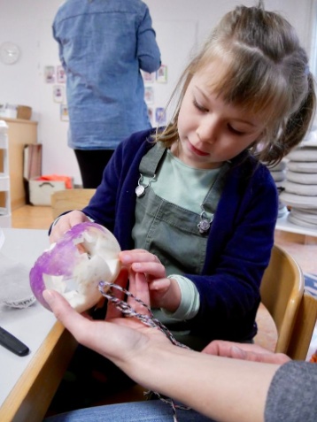 Im Kindergarten werden die Räben geschnitzt