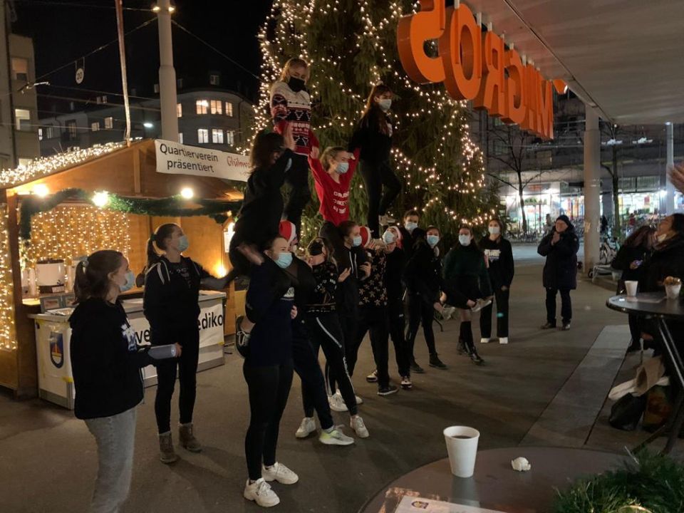 Die Gruppe der Fire Allstars Cheer 