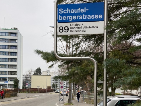 Schade, dass man auch über den Wiediker Sekundarlehrer, der der Schaufelbergerstrasse den Namen gab, vor Ort nichts erfährt