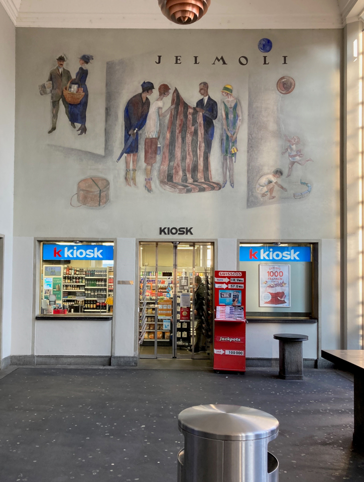 Die beiden gegenüberliegenden Wandmalereien über dem Kiosk . . . 