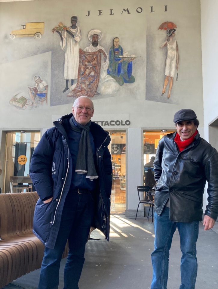 . . . und dem Café Spettacolo. QV-Präsident Urs Rauber (links) und der Wiediker Künstler Jan Leiser beim Augenschein
