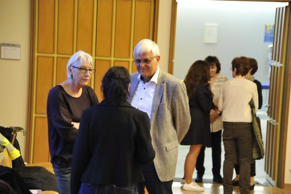 An der Generalversammlung dabei: Josef Widler, Präsident der Zürcher Ärztegesellschaft, und Marianne Bachmann (links) sowie weitere Helferinnen des Quartiervereins (im Hintergrund)