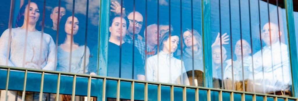12 Personen hinter schwedischen Gardinen: Wer ist der Mörder? Die Mörderin? 