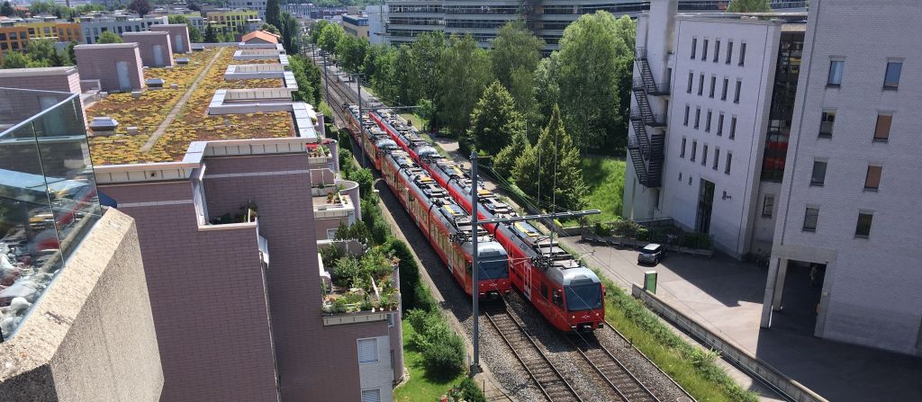 Wohin mit zwei Perrons? Wenig Raum zwischen Tiergarten (links) und Pflegezentrum Gehrenholz (rechts)