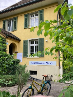 An der Wiedingstrasse 3, einem ehemaligen Pfarrhaus der reformierten Kirche Bühl, befindet sich neu das Stadtkloster An der Wiedingstrasse 3, einem ehemaligen Pfarrhaus der reformierten Kirche Bühl, befindet sich neu das Stadtkloster