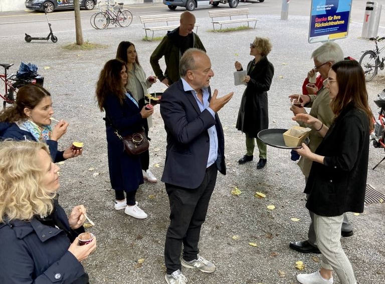 Diskussion auf dem Brupbacherplatz mit Gelateria di Berna-Geschäftsführerin Kim Oberholzer (vorne rechts)