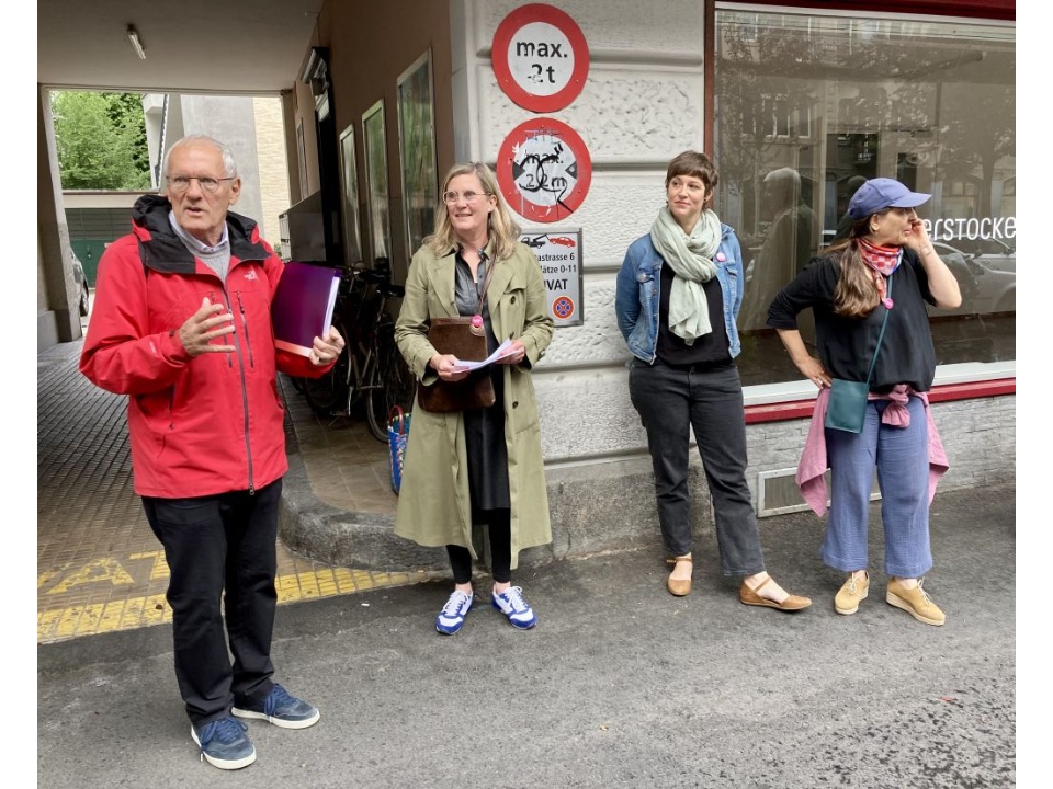 «Tatort» Bertastrasse 6 mit Eva Schumacher, Initiantin der Interessengruppe «Liebe Berta» (2.v.l.) 