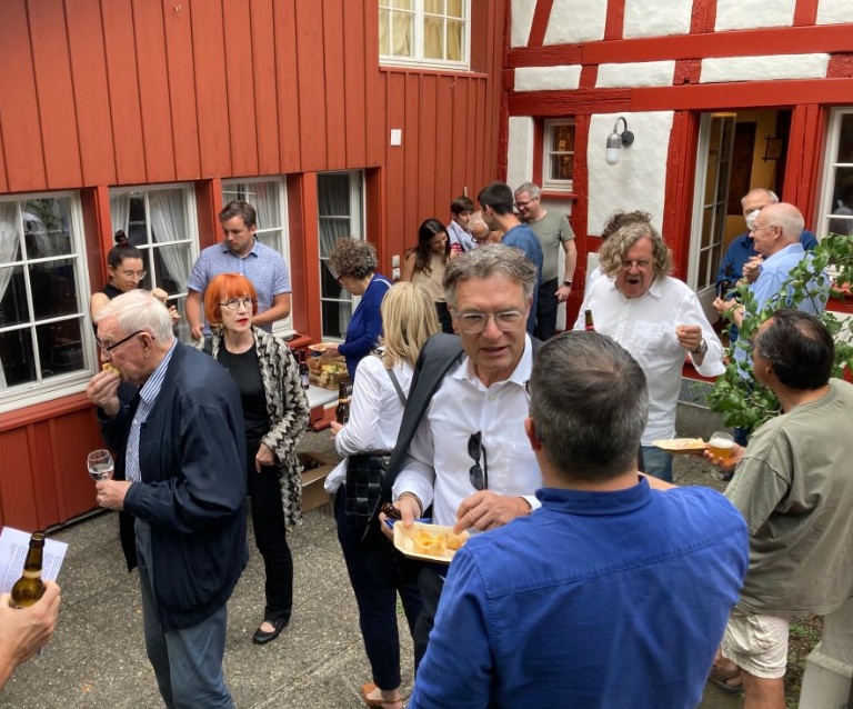 Apéro im Gärtchen des Ortsmuseums