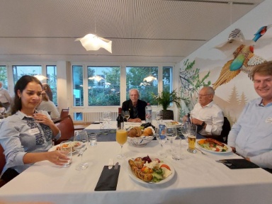 Feines Essen mit Spare Ribs, Kalbssteak, Bratwürsten und vielen Salaten. Am Tisch (im Uhrzeigersinn von links) Tonja Cruse (Nachbarschaftshilfe), Niggi Schwald (Schräge Vögel), Urs Rauber (Quartierverein) und Mick Purtschert (IG ACR) Feines Essen mit Spare Ribs, Kalbssteak, Bratwürsten und vielen Salaten. Am Tisch (im Uhrzeigersinn von links) Tonja Cruse (Nachbarschaftshilfe), Niggi Schwald (Schräge Vögel), Urs Rauber (Quartierverein) und Mick Purtschert (IG ACR)