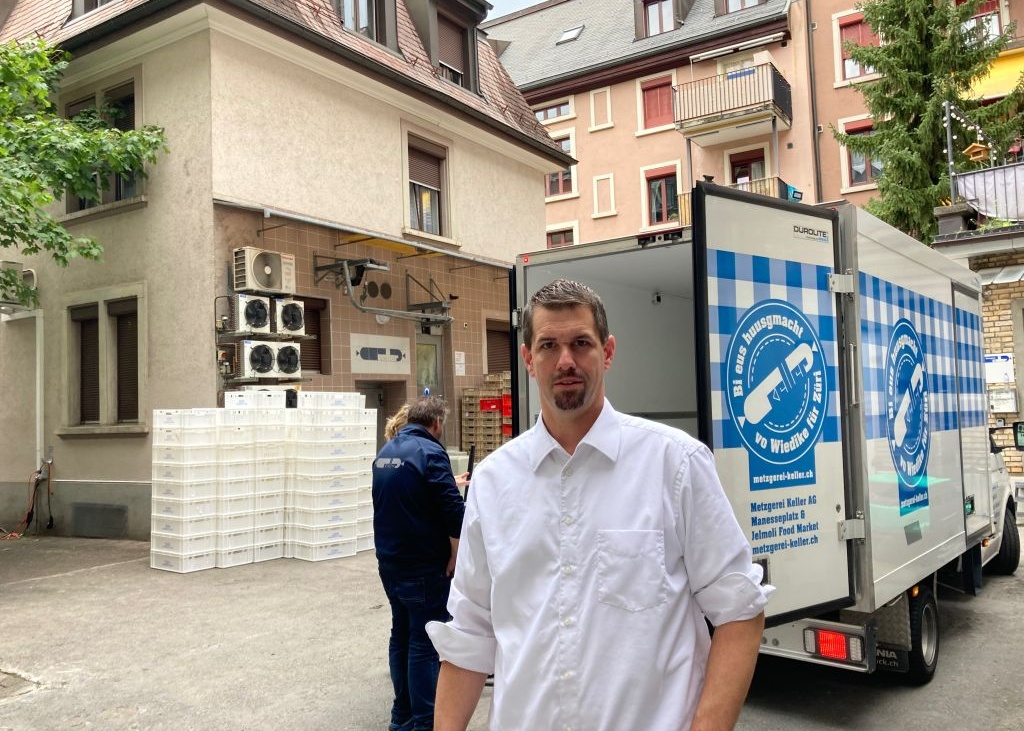 Der neue Geschäftsführer Raphael Travnicek im Innenhof der Metzgerei 