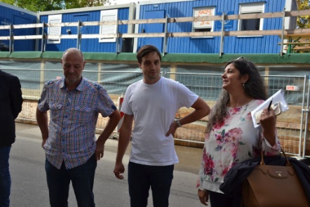 Begrüssung der Teilnehmer durch Gewerbe Zürich 3-Vorstandsmitglied Dominique Morgado (rechts) und Ingenieur Rico Wächter (Mitte, Fotos Pia Meier, Zürich West) Begrüssung der Teilnehmer durch Gewerbe Zürich 3-Vorstandsmitglied Dominique Morgado (rechts) und Ingenieur Rico Wächter (Mitte, Fotos Pia Meier, Zürich West)