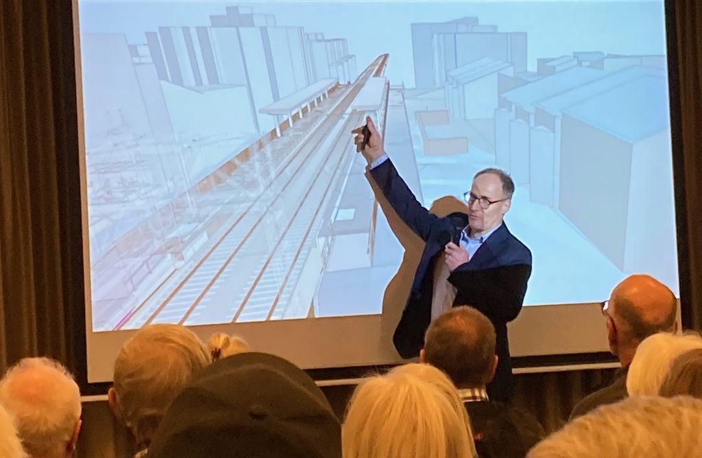 SZU-Projektleiter Reto von Planta zeigt eine Visualisierung der neuen Haltestelle Friesenbergstrasse