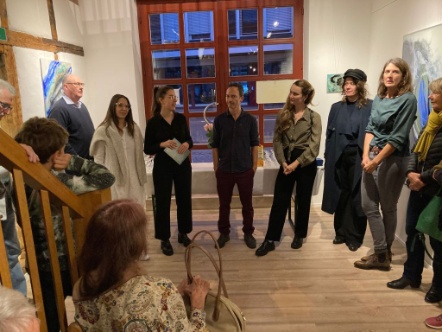 Künstlerinnenvorstellung durch Giuliana (2.v.l.) und Caroline (3.v.l.) an der vierten Vernissage vom 5. November 2022 Künstlerinnenvorstellung durch Giuliana (2.v.l.) und Caroline (3.v.l.) an der vierten Vernissage vom 5. November 2022