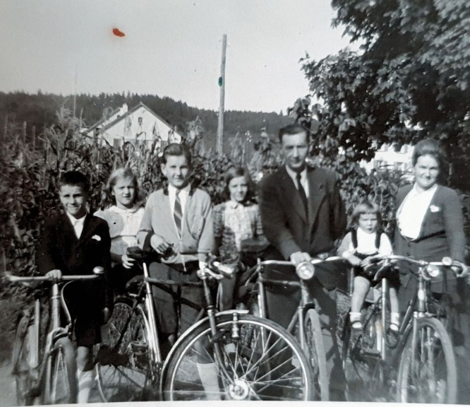 Hermi (3.v.l.) träumte davon, Velorennfahrer und Kunstmaler zu werden. Hier mit seiner Familie 1947