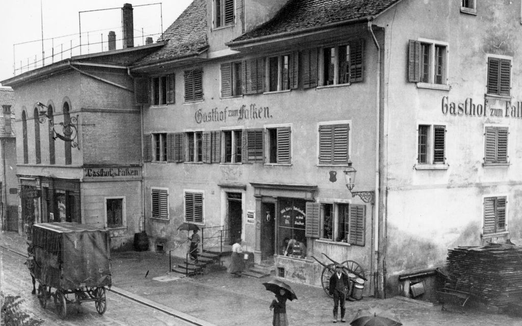 Gasthof zum Falken mit Milchladen, Zurlindenstrasse, vor 1910 (alle Fotos aus: 125 Jahre Zunft zu Wiedikon)
