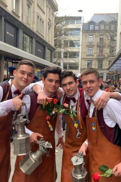 Jungzünfter der Zunft zu Wiedikon (von links) Simon Steiner, Max Wethli, Anthony Bauer und Lukas Wethli (alle Fotos aus: 125 Jahre Zunft zu Wiedikon, Zürich 2022) Jungzünfter der Zunft zu Wiedikon (von links) Simon Steiner, Max Wethli, Anthony Bauer und Lukas Wethli (alle Fotos aus: 125 Jahre Zunft zu Wiedikon, Zürich 2022)