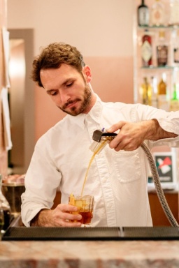 Negroni aus der Spritzpistole in der Bar Sacchi