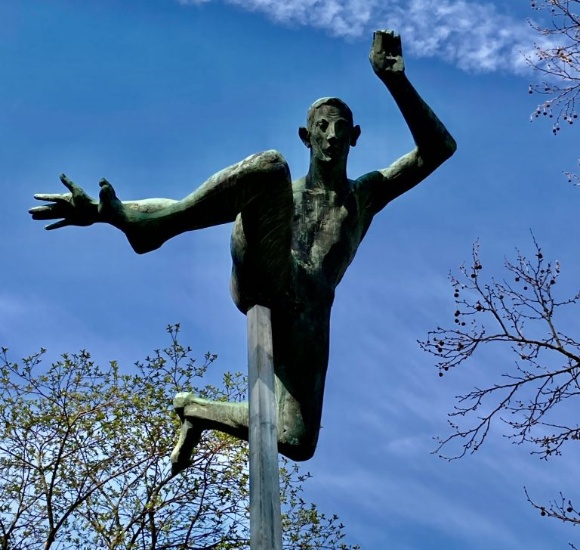 «Street Workout» damals – Sportlerstatue im Sihlhölzli