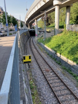 Vom Ausgang des Manessetunnels unter der Sihlhochstrasse führt Gleis 3 direkt zum Bahnhof Giesshübel Vom Ausgang des Manessetunnels unter der Sihlhochstrasse führt Gleis 3 direkt zum Bahnhof Giesshübel