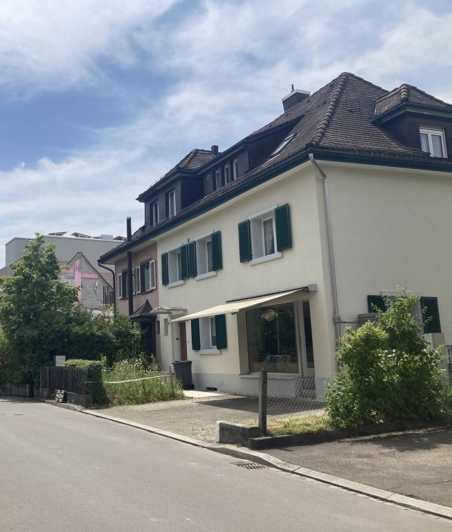 Kommen die Nachbarhäuser bald ebenfalls unter Druck? (Fotos Jan Leiser)