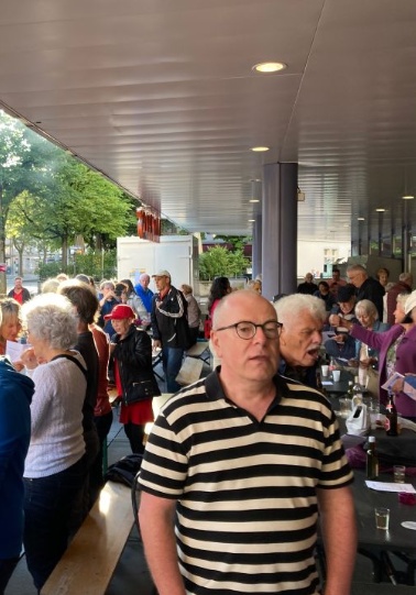 Das Publikum erhebt sich zum Singen der Nationalhymne