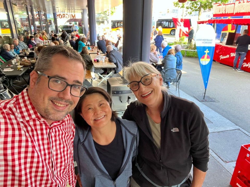 Helfer der dritten Schicht (von links): Flurin Capaul, Iris Lubach, Marianne Bachmann