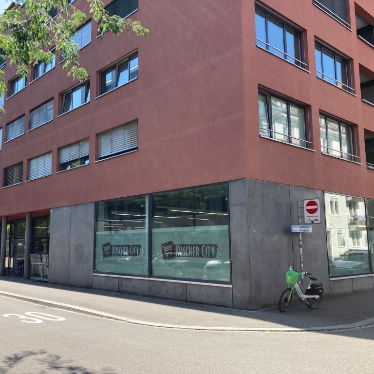 Schräg gegenüber der Synagoge befindet sich das Einkaufszentrum «Koscher City»