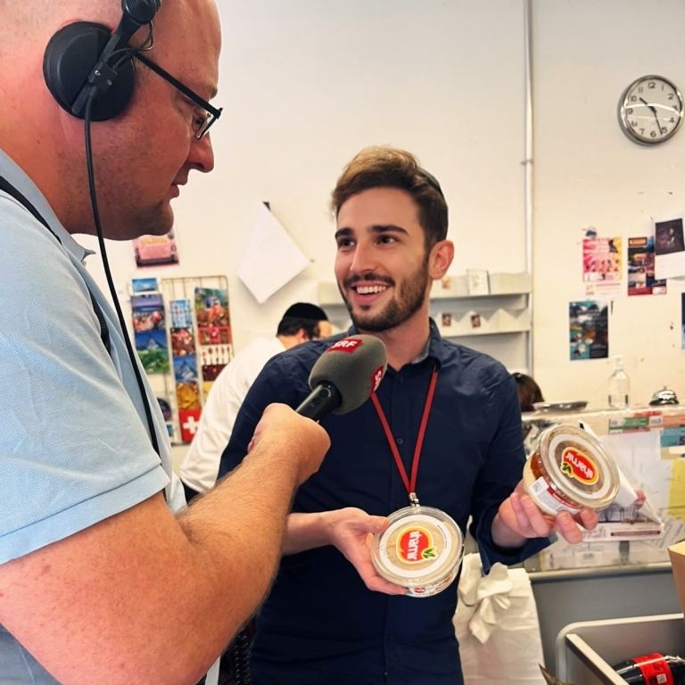Koscher City-Co-Filialleiter Ruvi Amiach im Gespräch mit Radio SRF