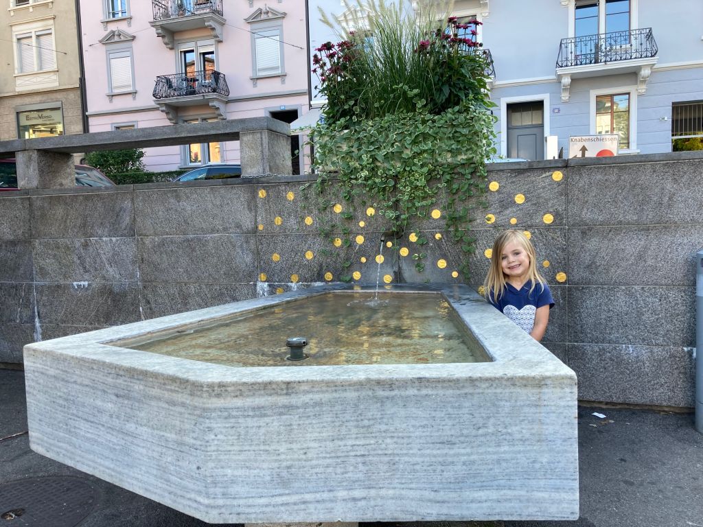 Auch Kinder freuen sich am geschmückten Wasserspender Auch Kinder freuen sich am geschmückten Wasserspender