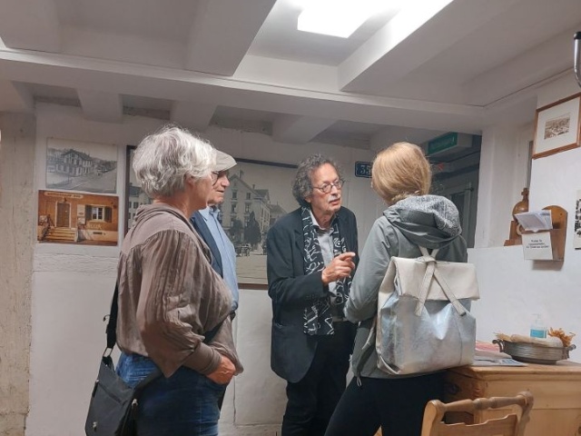 Angeregte Gespräche im Ortsmuseum zwischen Künstlerinnen und Besuchern (© loragrigorylinden 2023)