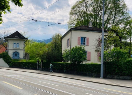 Der Albishof mit Pumpenhaus und Wärterhaus an der Uetlibergstrasse 208/210