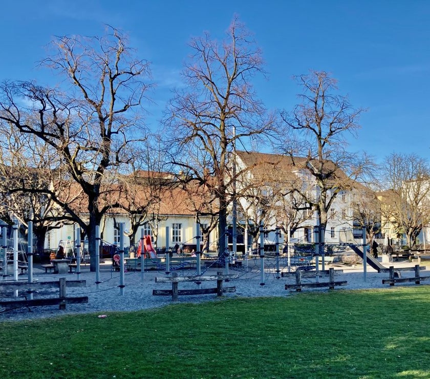 Kinderspielplatz heute mit Aegerten-Schulhaus (im Hintergrund)