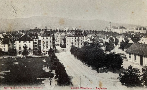 Aegertenwiese und Aegerten-Schulhaus mit noch durchgehender Erlachstrasse (Foto ca. 1920)