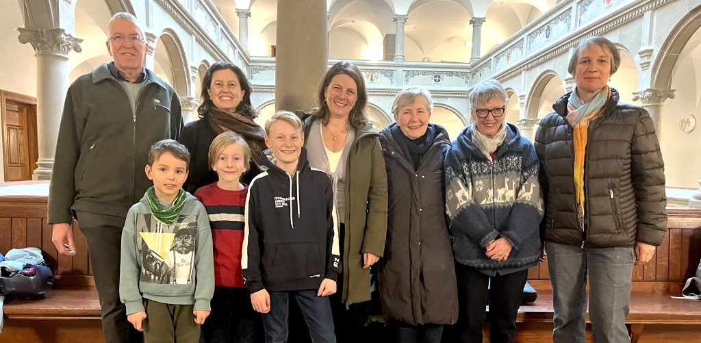 Haben sich tatkräftig für den Albishof engagiert (hinten von links): Markus Haselbach, Ariane Jokinen, Sandra Risch Concilio, Madeleine Eberhard, Ursula Vollenweider und Andrea Walt Mohr. Vorne: Petitionsverteiler Niklas, Silvio und Flavio (Foto Sven Hoti, Limmattaler Zeitung)