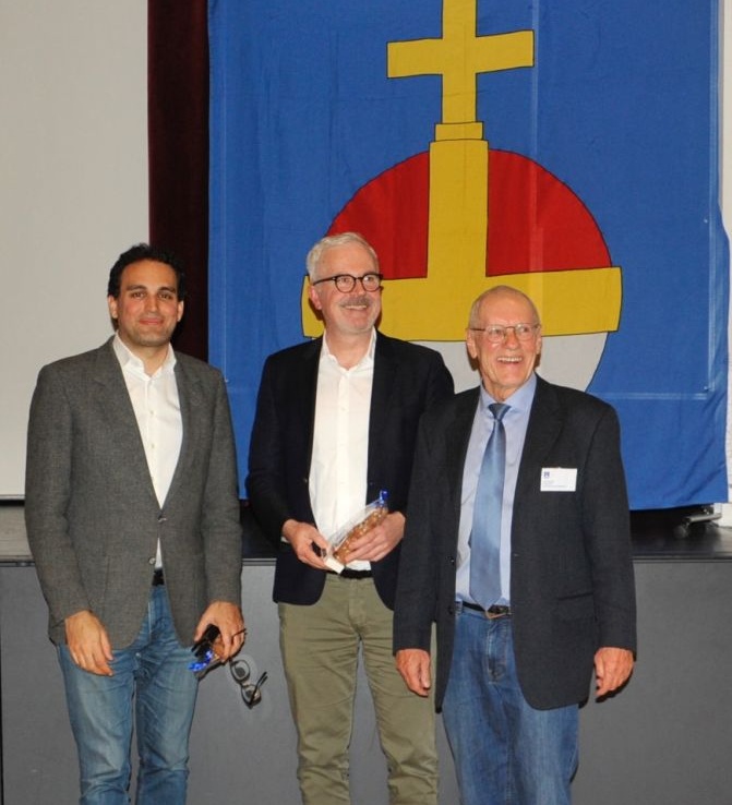 Daniel Fritzsche, Andreas Hauri und Urs Rauber (Präsident Quartierverein) vor der Wiediker Fahne