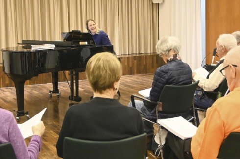 Jasmine Vollmer leitet den Alperose-Chor und verbreitet gute Laune (Foto: Karin Steiner)