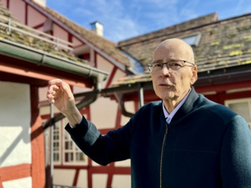 Ronald Schmid, langjähriger Präsident und Verwalter, auf der Terrasse des Ortsmuseums 