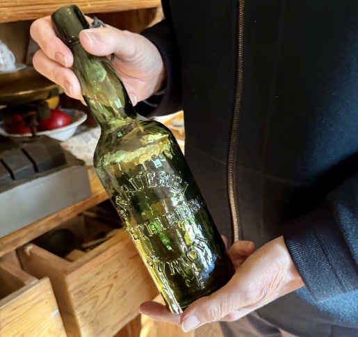 Mundgeblasene Bierflasche der Brauerei Uetliberg: Utensil aus dem Ortsmuseum (Fotos Jeannette Gerber «Zürich West»)