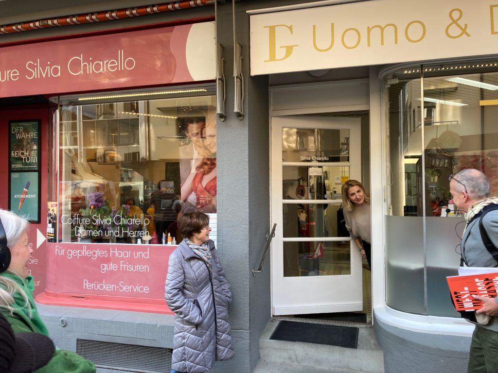 Silvia Chiarello (Mitte) vor ihrem Coiffeursalon mit Nachfolgerin Donatella (rechts) Silvia Chiarello (Mitte) vor ihrem Coiffeursalon mit Nachfolgerin Donatella (rechts)