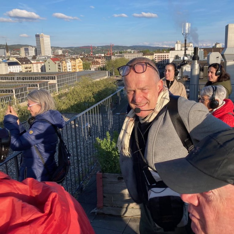 Stadtführer Marcel Ebner (Mitte) zeigt die Aussicht vom Dach des Seebähnli 
