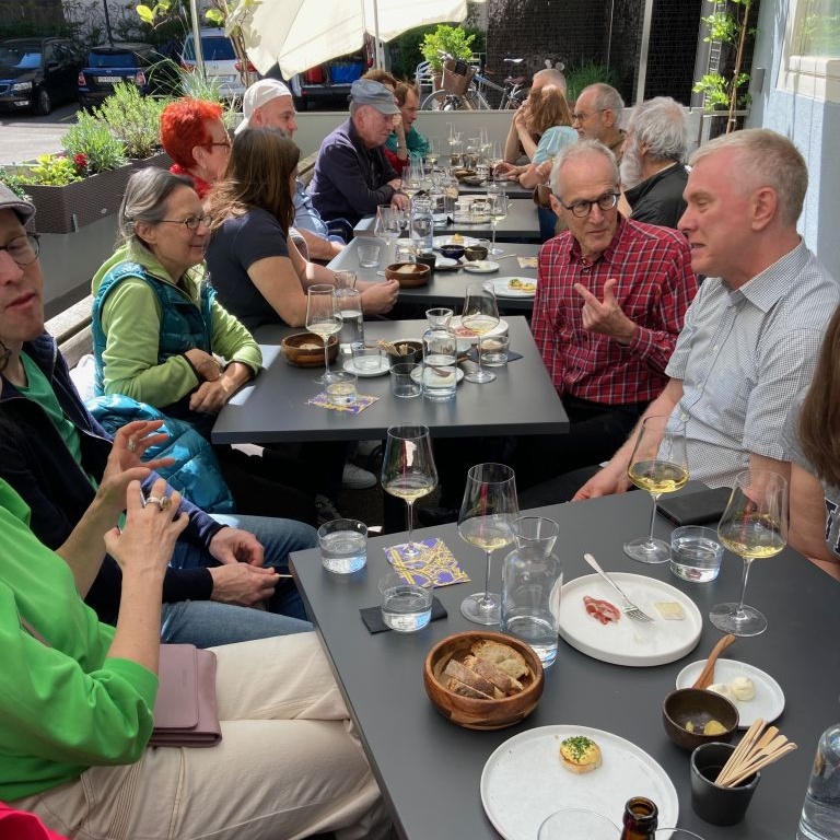 Zufriedene Stimmung beim Apéro im Restaurant Rémy