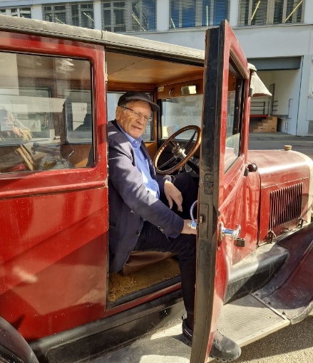Peter Iczkovits 2022 in seinem Oldtimer von 1926 (Foto Katrin Schregenberger)