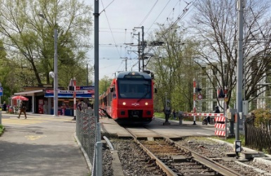 Heutige SZU-Haltestelle beim Kiosk unterhalb Friedhof Unterer Friesenberg