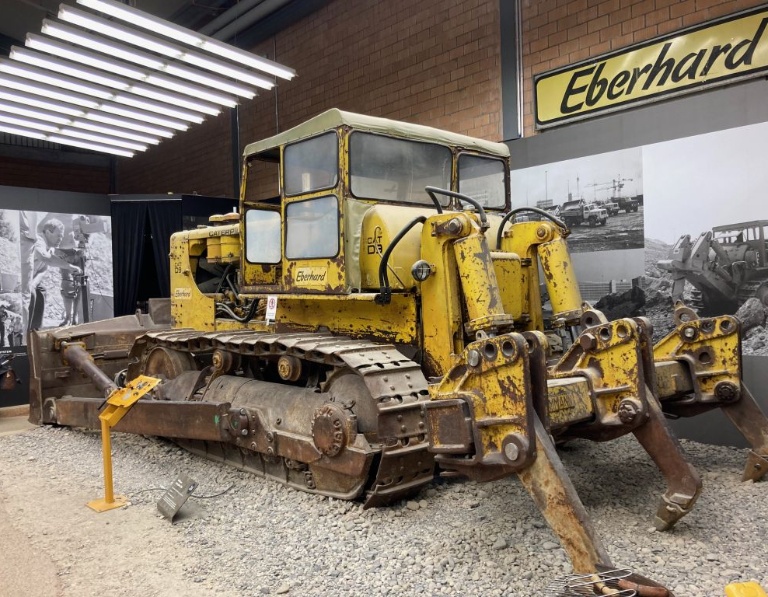 Caterpillar der Baumaschinenfirma Eberhard . . . 