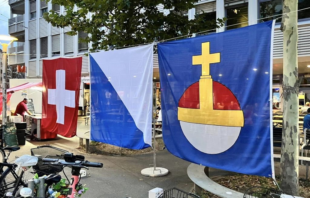 So müssen gemäss Fahnenreglement das Schweizer, das Zürcher und das Wiediker Wappen von links nach rechts gehängt werden