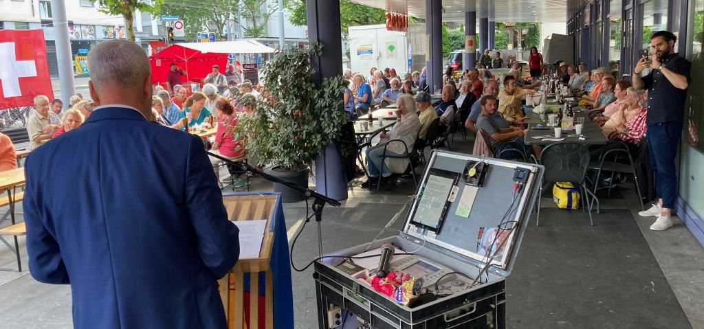 Hanspeter Fehr spricht sich in die Herzen seiner Zuhörerinnen und Zuhörer Hanspeter Fehr spricht sich in die Herzen seiner Zuhörerinnen und Zuhörer