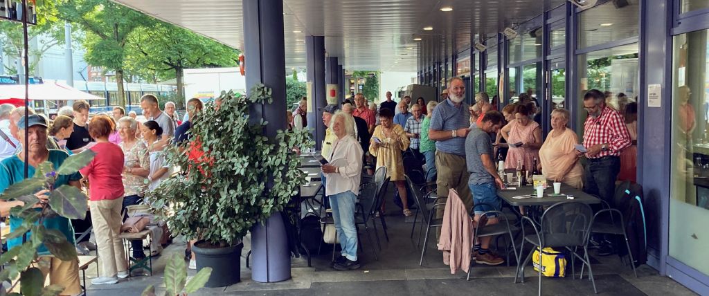 Die Festbesucherinnen und Besucher erheben sich zur Nationalhymne Die Festbesucherinnen und Besucher erheben sich zur Nationalhymne