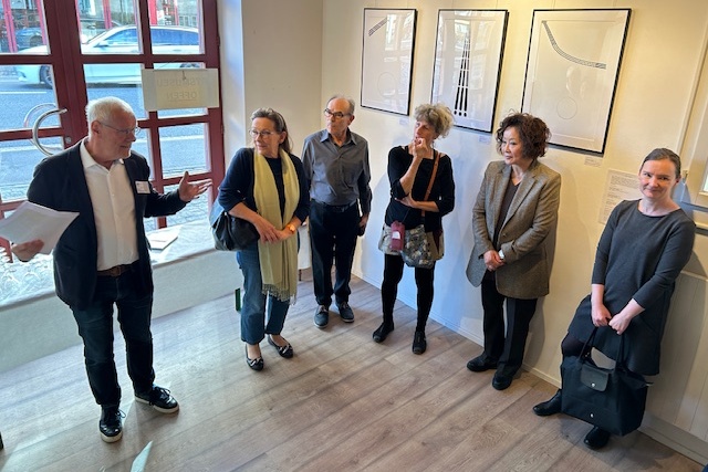 Der QV-Präsident stellt die Künstlerinnen der ersten Woche vor (von links): Margaret Zimmermann, Pietro Milillo, Corinne Schroff, Cookie Fischer-Han und Katja Leschnikowski