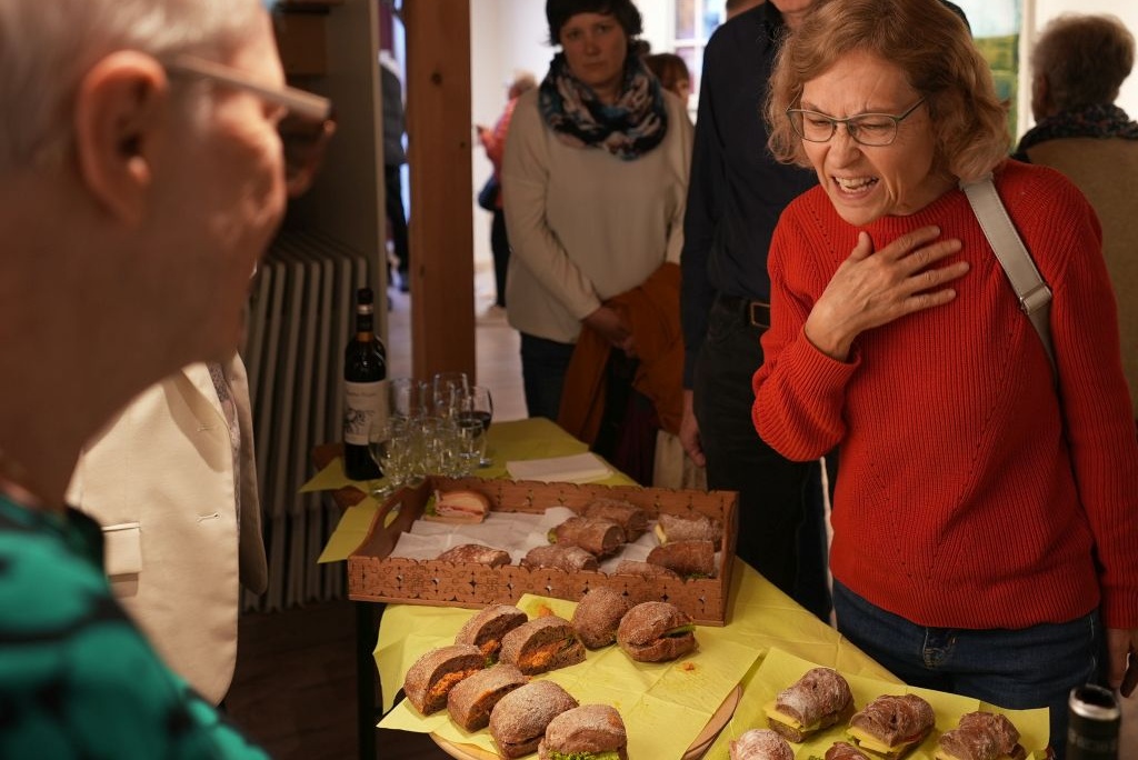 Begehrter Apéro an allen vier Vernissagen (Fotos: Adrian Zschokke, Maria Giannoccolo, Andreas Wäfler)