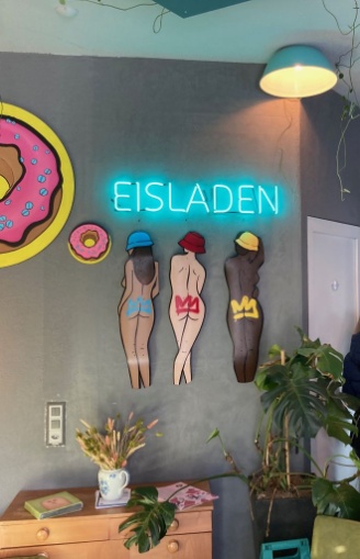 Drei Badenixen im Eisladen
